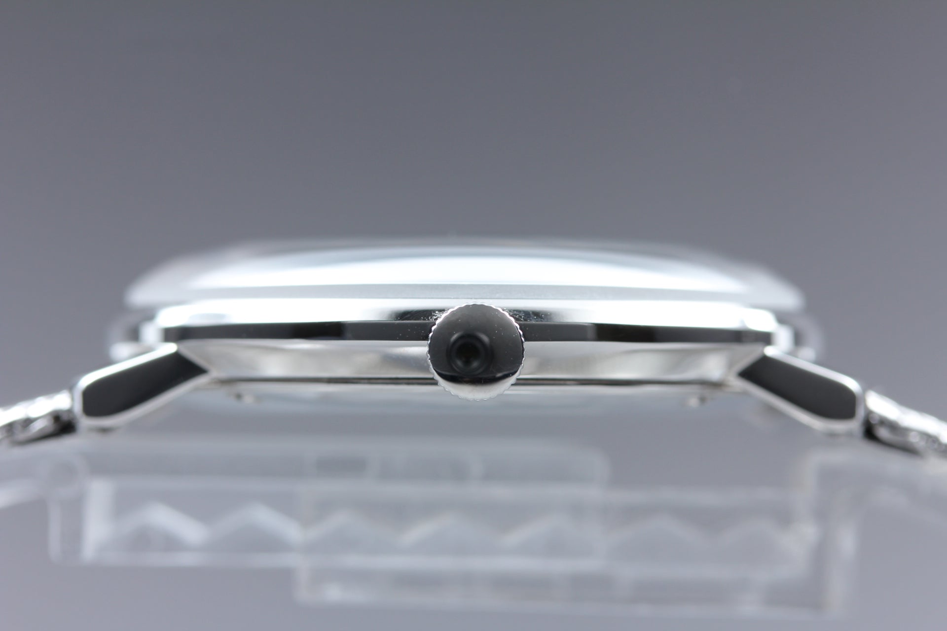 JUNGHANS バウハウス ﾏｯｸｽﾋﾞﾙ ドイツ製 高級ミニマルデザイン｜サファイアクリスタル｜メッシュベルト メンズ