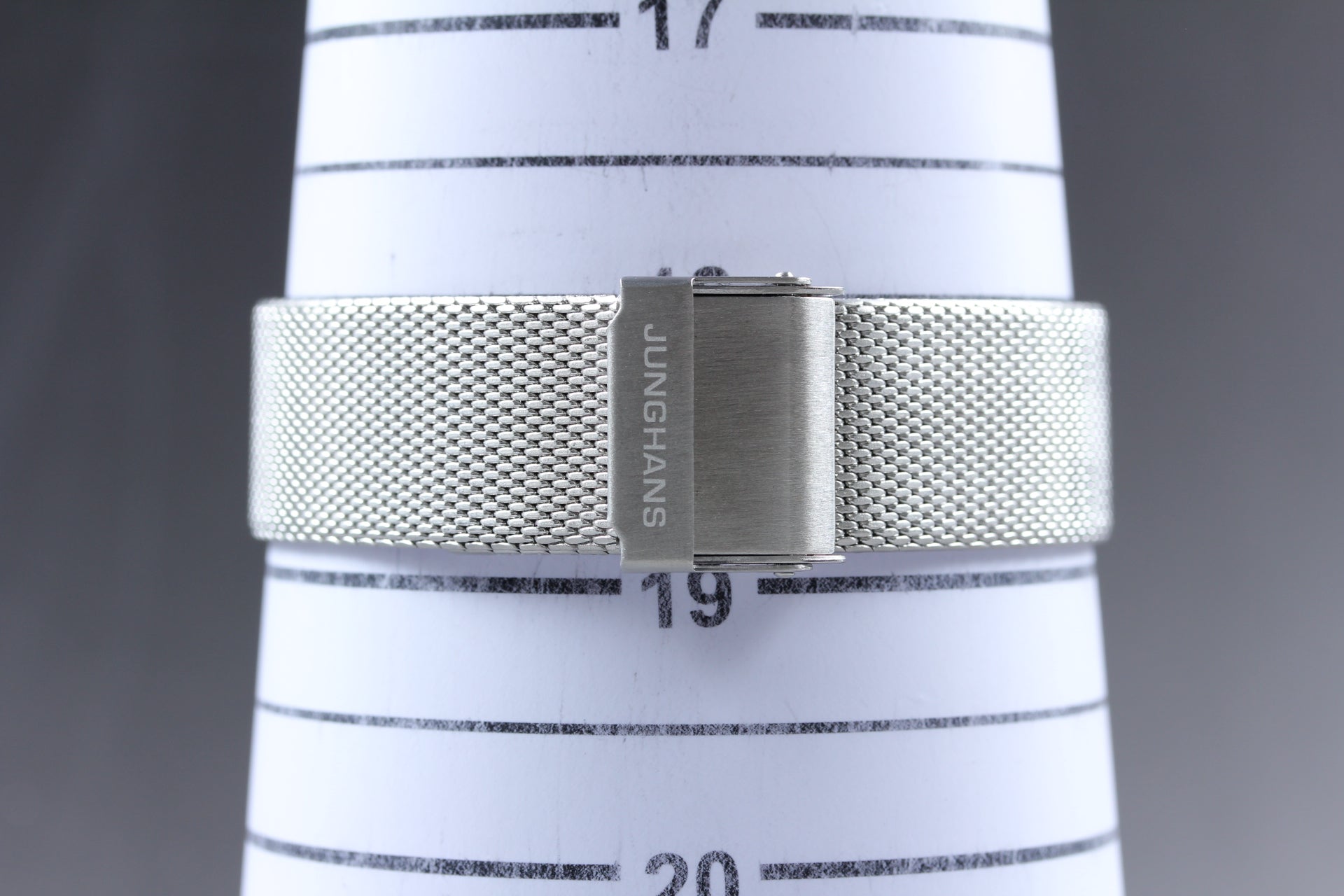 JUNGHANS バウハウス ﾏｯｸｽﾋﾞﾙ ドイツ製 高級ミニマルデザイン｜サファイアクリスタル｜メッシュベルト メンズ