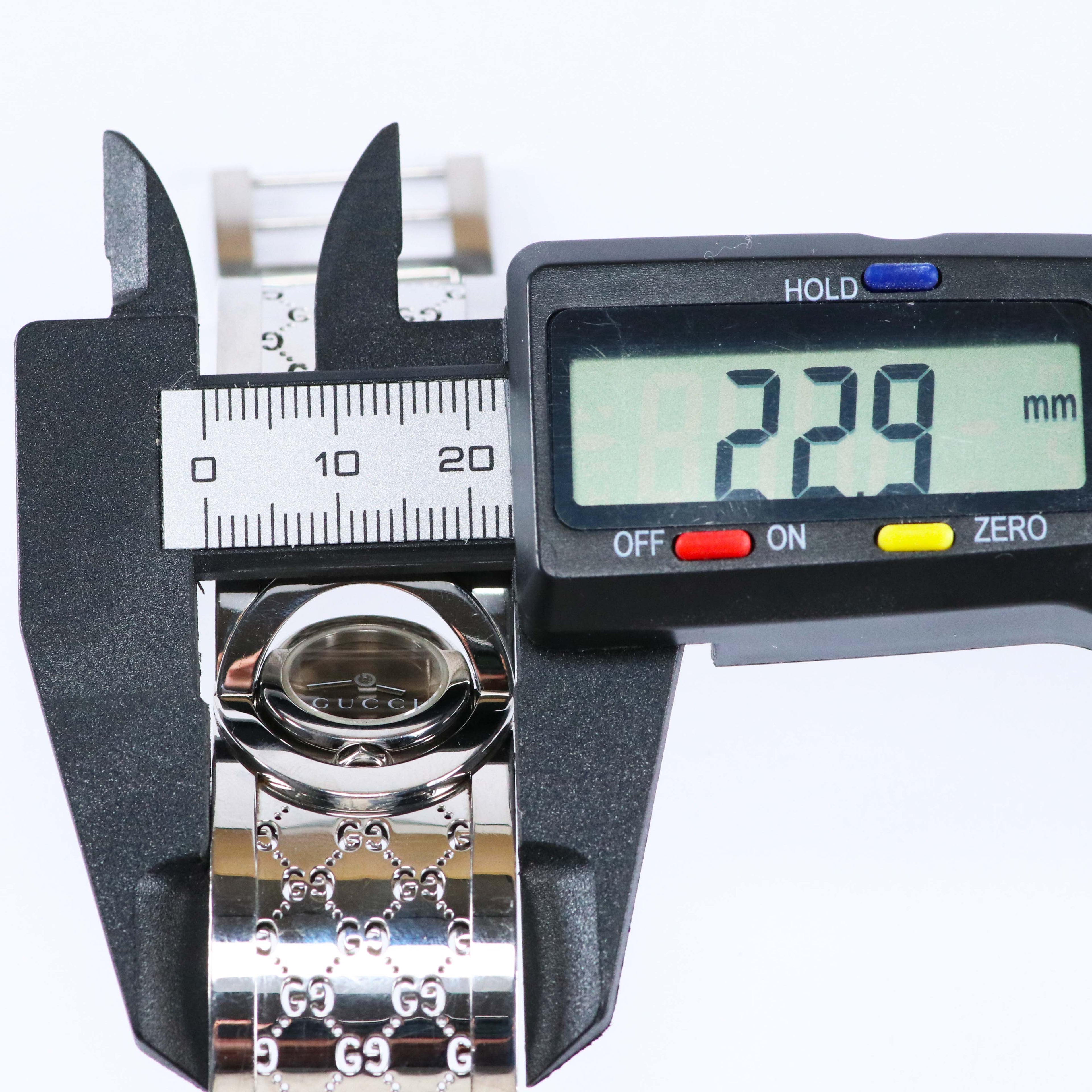 GUCCI ヴィンテージ バングルウォッチ レディース シルバー GG柄 スイス製 クォーツ 約23mm